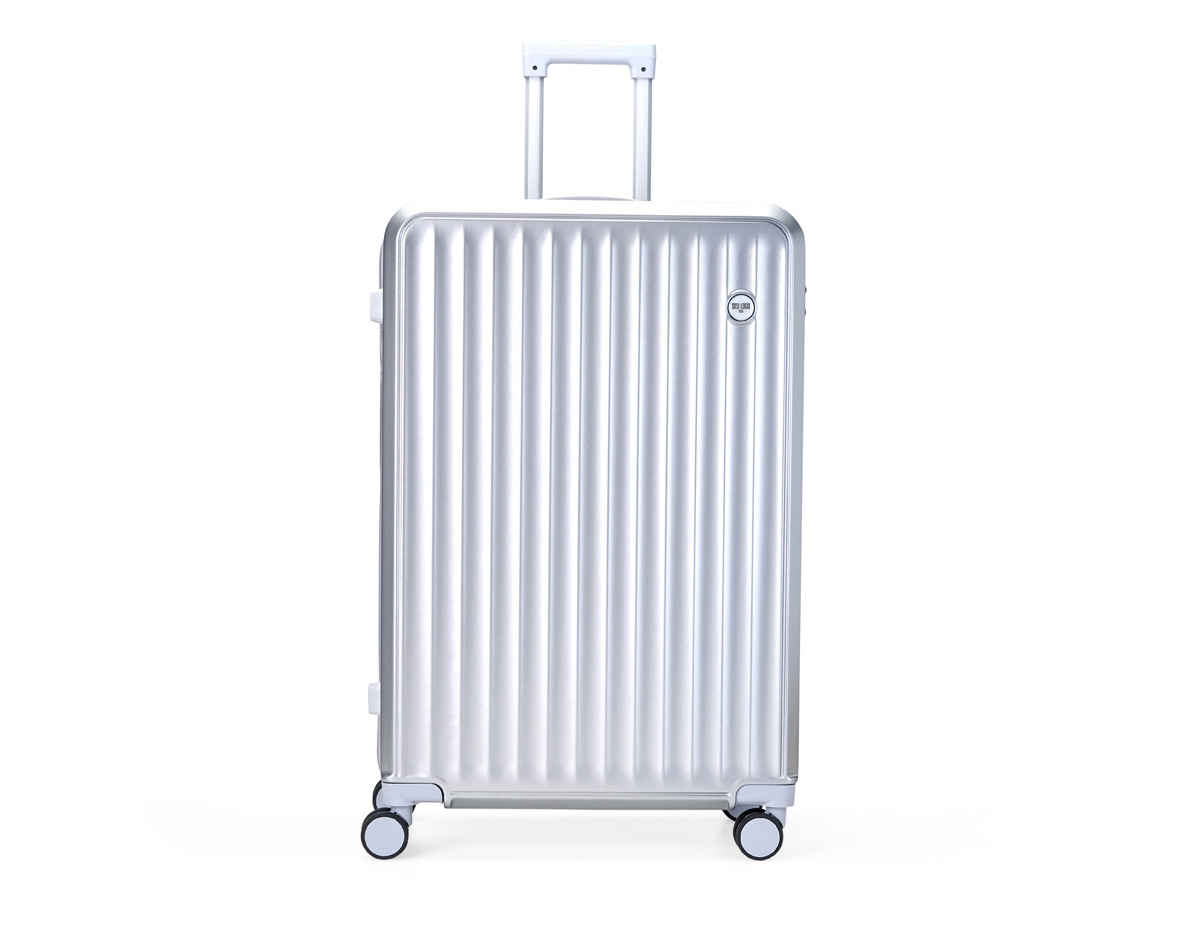 Pensada para tornar as viagens mais práticas e confortáveis, esta mala combina estrutura resistente com design exclusivo e espaço para personalização. Leve e ideal para acompanhar suas viagens, ela conta com espaço interno com divisória, que contém bolso em tela e outro espaço com cinta compressora para manter tudo no lugar. Além disso, conta com 4 apoios laterais para descanso e 4 rodas com giro 360°, oferecendo facilidade de locomoção em qualquer direção. Seu puxador ergonômico ajustável, 2 alças de mãos e cadeado TSA garantem máxima proteção e mobilidade. A escolha perfeita para quem busca uma mala espaçosa, fácil de manusear e que proporciona praticidade e segurança durante as viagens.