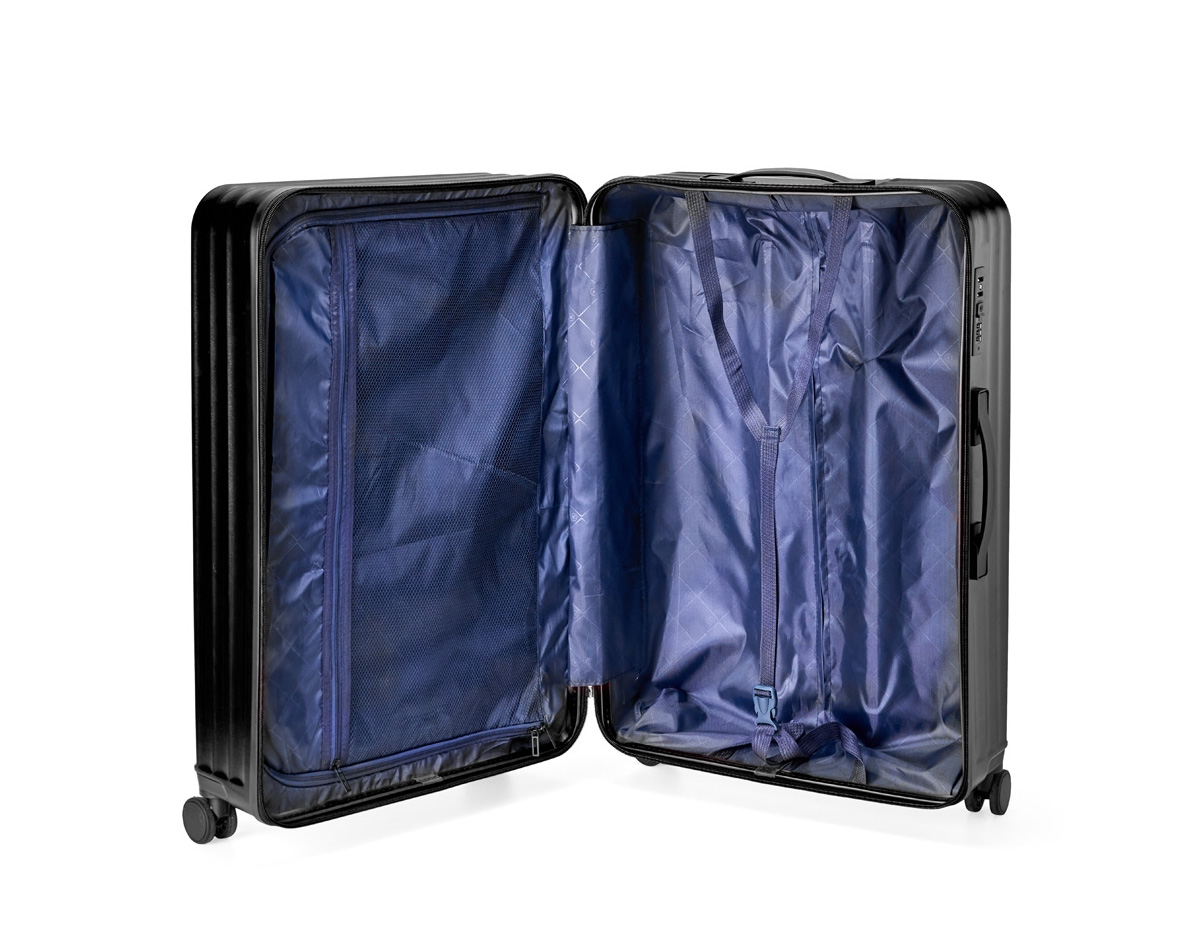 Pensada para tornar as viagens mais práticas e confortáveis, esta mala combina estrutura resistente com design exclusivo e espaço para personalização. Leve e ideal para acompanhar suas viagens, ela conta com espaço interno com divisória, que contém bolso em tela e outro espaço com cinta compressora para manter tudo no lugar. Além disso, conta com 4 apoios laterais para descanso e 4 rodas com giro 360°, oferecendo facilidade de locomoção em qualquer direção. Seu puxador ergonômico ajustável, 2 alças de mãos e cadeado TSA garantem máxima proteção e mobilidade. A escolha perfeita para quem busca uma mala espaçosa, fácil de manusear e que proporciona praticidade e segurança durante as viagens.