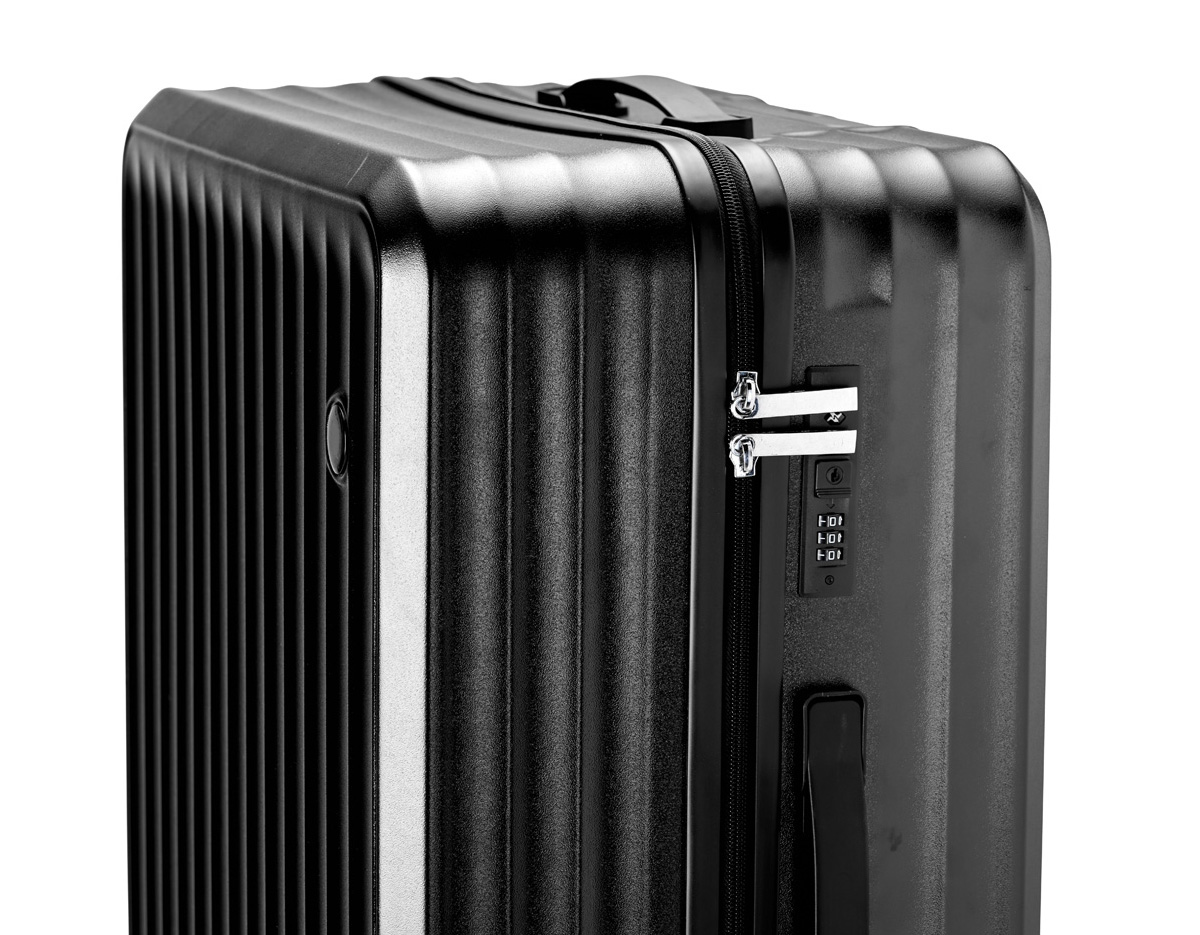 Pensada para tornar as viagens mais práticas e confortáveis, esta mala combina estrutura resistente com design exclusivo e espaço para personalização. Leve e ideal para acompanhar suas viagens, ela conta com espaço interno com divisória, que contém bolso em tela e outro espaço com cinta compressora para manter tudo no lugar. Além disso, conta com 4 apoios laterais para descanso e 4 rodas com giro 360°, oferecendo facilidade de locomoção em qualquer direção. Seu puxador ergonômico ajustável, 2 alças de mãos e cadeado TSA garantem máxima proteção e mobilidade. A escolha perfeita para quem busca uma mala espaçosa, fácil de manusear e que proporciona praticidade e segurança durante as viagens.