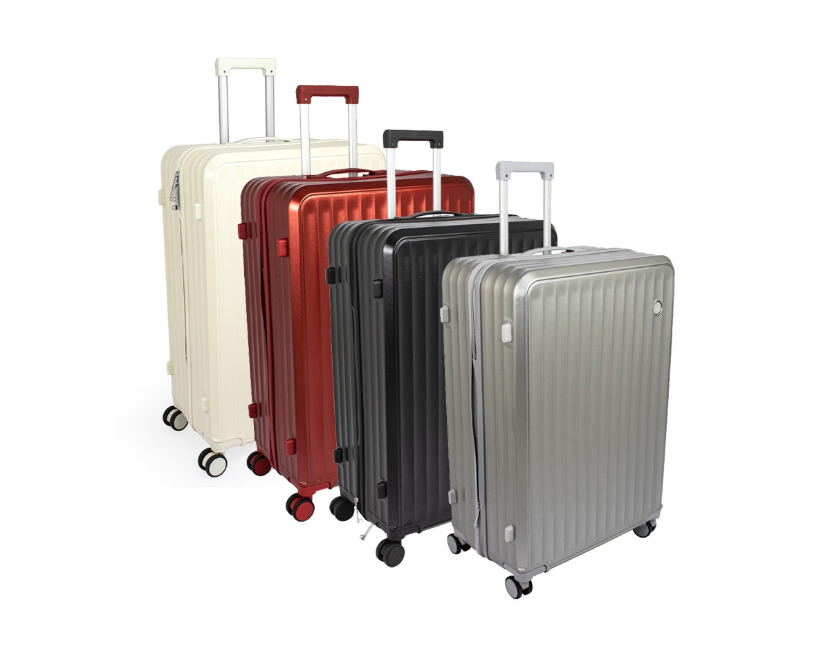 Pensada para tornar as viagens mais práticas e confortáveis, esta mala combina estrutura resistente com design exclusivo e espaço para personalização. Leve e ideal para acompanhar suas viagens, ela conta com espaço interno com divisória, que contém bolso em tela e outro espaço com cinta compressora para manter tudo no lugar. Além disso, conta com 4 apoios laterais para descanso e 4 rodas com giro 360°, oferecendo facilidade de locomoção em qualquer direção. Seu puxador ergonômico ajustável, 2 alças de mãos e cadeado TSA garantem máxima proteção e mobilidade. A escolha perfeita para quem busca uma mala espaçosa, fácil de manusear e que proporciona praticidade e segurança durante as viagens.