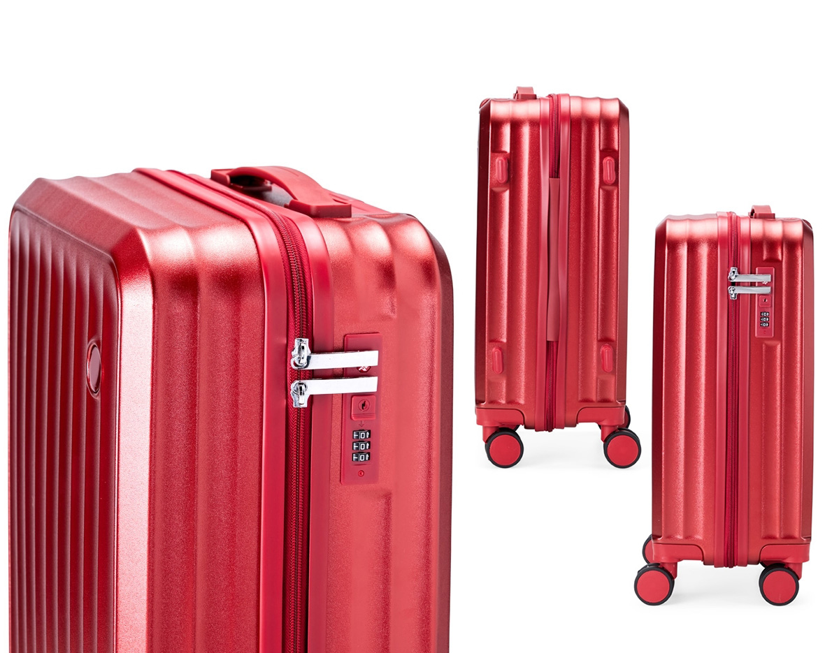 Pensada para tornar as viagens mais práticas e confortáveis, esta mala combina estrutura resistente com design exclusivo e espaço para personalização. Leve e ideal para acompanhar suas viagens, ela conta com espaço interno com divisória, que contém bolso em tela e outro espaço com cinta compressora para manter tudo no lugar. Além disso, conta com 4 apoios laterais para descanso e 4 rodas com giro 360°, oferecendo facilidade de locomoção em qualquer direção. Seu puxador ergonômico ajustável, alça de mão e cadeado TSA garantem máxima proteção e mobilidade. A escolha perfeita para quem busca uma mala espaçosa, fácil de manusear e proporciona praticidade e segurança durante as viagens.