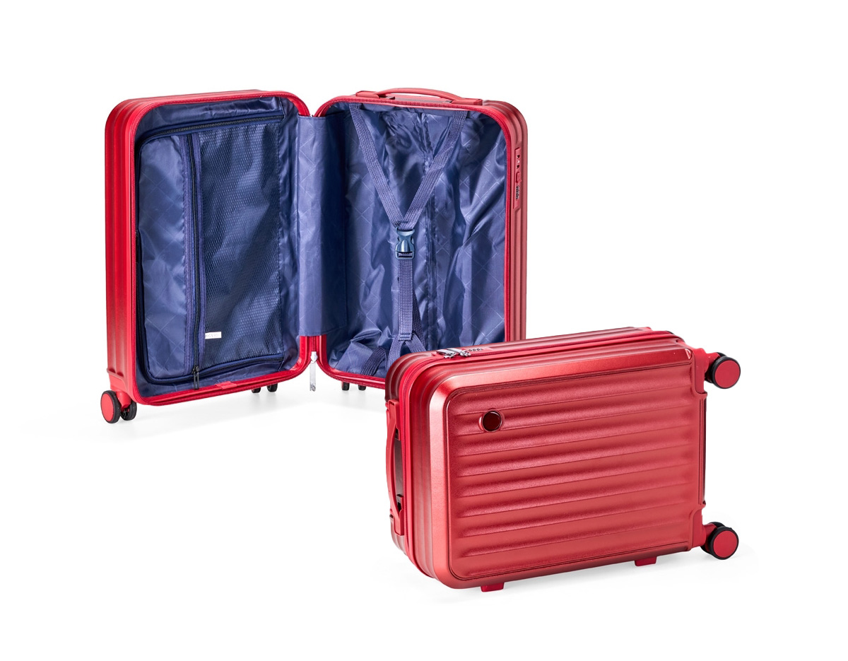 Pensada para tornar as viagens mais práticas e confortáveis, esta mala combina estrutura resistente com design exclusivo e espaço para personalização. Leve e ideal para acompanhar suas viagens, ela conta com espaço interno com divisória, que contém bolso em tela e outro espaço com cinta compressora para manter tudo no lugar. Além disso, conta com 4 apoios laterais para descanso e 4 rodas com giro 360°, oferecendo facilidade de locomoção em qualquer direção. Seu puxador ergonômico ajustável, alça de mão e cadeado TSA garantem máxima proteção e mobilidade. A escolha perfeita para quem busca uma mala espaçosa, fácil de manusear e proporciona praticidade e segurança durante as viagens.