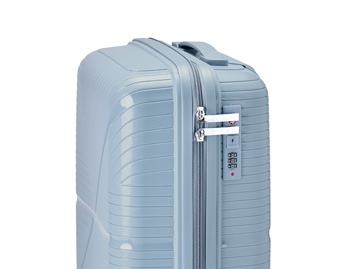 Projetada para oferecer praticidade e conforto, esta mala une o plástico resistente a um design exclusivo. Perfeita para qualquer viagem, ela apresenta um interior inteligente com divisória equipada com bolso em tela e cinta compressora, garantindo organização e segurança para os seus pertences. Com 4 rodas com giro 360°, proporciona locomoção suave em qualquer direção. O puxador ergonômico ajustável, a alça de mão e o cadeado TSA agregam proteção, mobilidade e facilidade no manuseio.