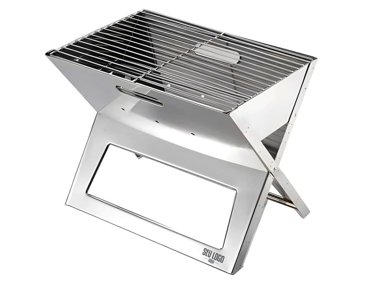 A churrasqueira portátil é feita em aço inoxidável, resistente à corrosão e ao calor, oferecendo durabilidade. Seu design dobrável e a alça integrada facilitam o transporte. Com duas grelhas e um sistema de encaixe prático, permite uma montagem rápida e descomplicada, ideal para preparar um churrasco com os amigos em qualquer lugar.