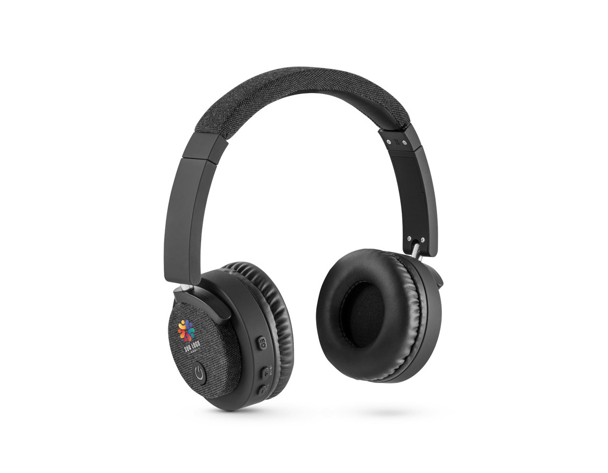 Fones de ouvido sem fios em ABS e tecido com ligação BT 5.0. O acabamento destaca-se por ser emborrachado, completado com detalhes em tecido. Ideais para complementar qualquer estilo e ouvir música sem parar, graças às 16h de autonomia e tempo de carregamento de 3h. Incluso, ainda, função mãos livres e microfone. A potência é de 32O e a frequência 20Hz-20kHz. Fornecidos em caixa presente preta com cabo de carregamento USB/micro USB. 95 x 155 x 52 mm | Caixa: 209 x 224 x 52 mm