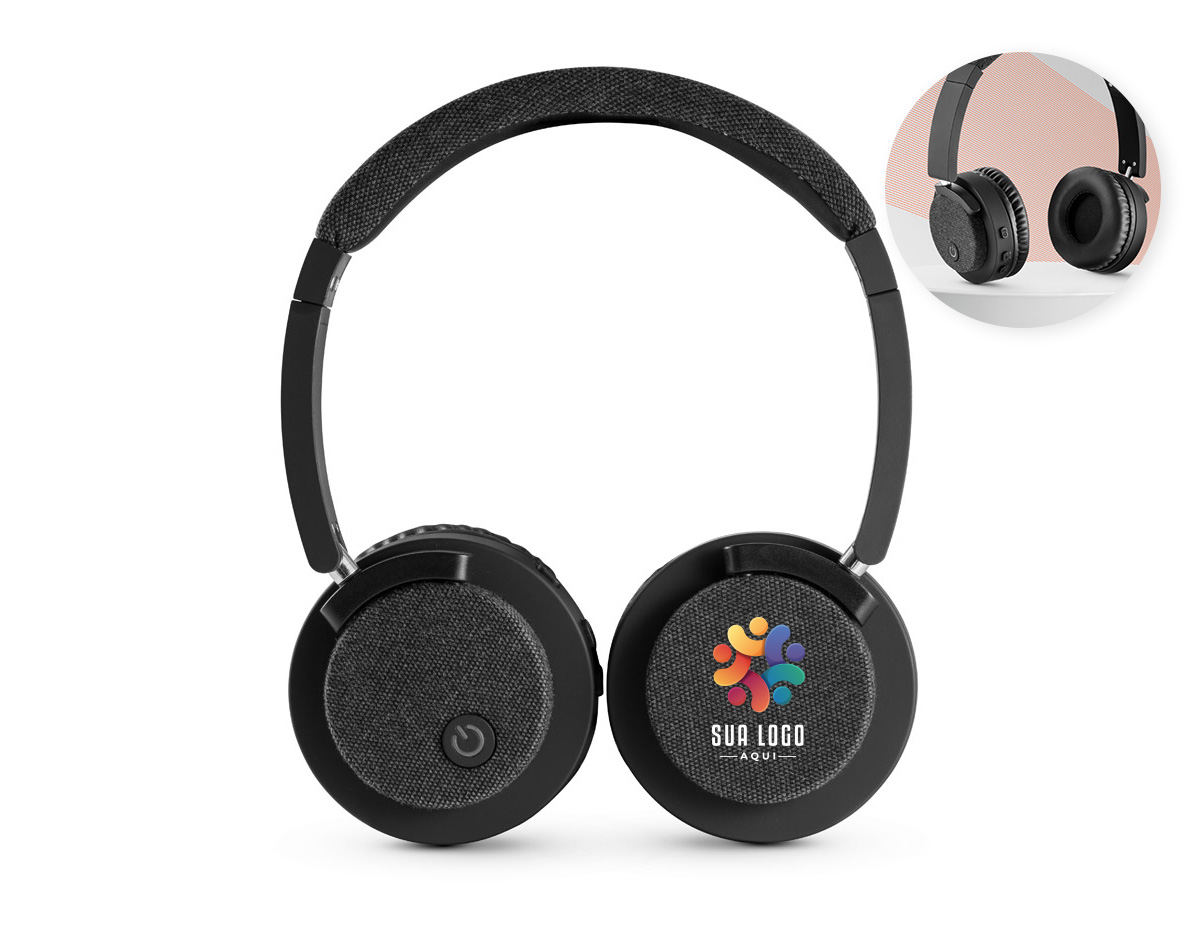 Fones de ouvido sem fios em ABS e tecido com ligação BT 5.0. O acabamento destaca-se por ser emborrachado, completado com detalhes em tecido. Ideais para complementar qualquer estilo e ouvir música sem parar, graças às 16h de autonomia e tempo de carregamento de 3h. Incluso, ainda, função mãos livres e microfone. A potência é de 32O e a frequência 20Hz-20kHz. Fornecidos em caixa presente preta com cabo de carregamento USB/micro USB. 95 x 155 x 52 mm | Caixa: 209 x 224 x 52 mm