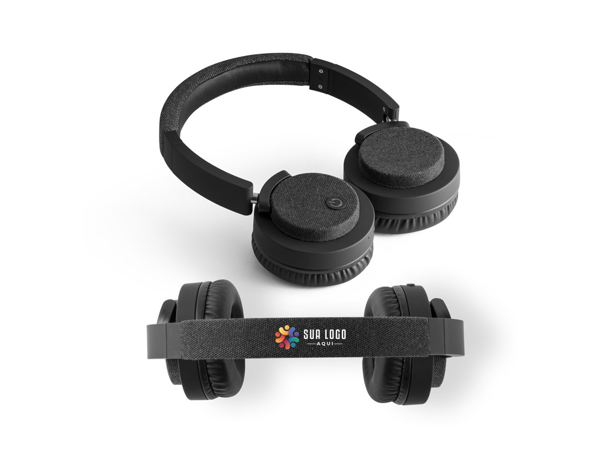 Fones de ouvido sem fios em ABS e tecido com ligação BT 5.0. O acabamento destaca-se por ser emborrachado, completado com detalhes em tecido. Ideais para complementar qualquer estilo e ouvir música sem parar, graças às 16h de autonomia e tempo de carregamento de 3h. Incluso, ainda, função mãos livres e microfone. A potência é de 32O e a frequência 20Hz-20kHz. Fornecidos em caixa presente preta com cabo de carregamento USB/micro USB. 95 x 155 x 52 mm | Caixa: 209 x 224 x 52 mm
