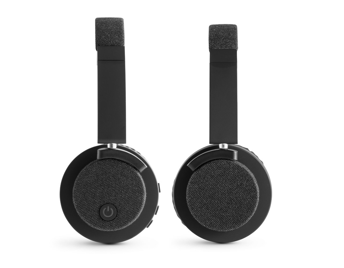 Fones de ouvido sem fios em ABS e tecido com ligação BT 5.0. O acabamento destaca-se por ser emborrachado, completado com detalhes em tecido. Ideais para complementar qualquer estilo e ouvir música sem parar, graças às 16h de autonomia e tempo de carregamento de 3h. Incluso, ainda, função mãos livres e microfone. A potência é de 32O e a frequência 20Hz-20kHz. Fornecidos em caixa presente preta com cabo de carregamento USB/micro USB. 95 x 155 x 52 mm | Caixa: 209 x 224 x 52 mm