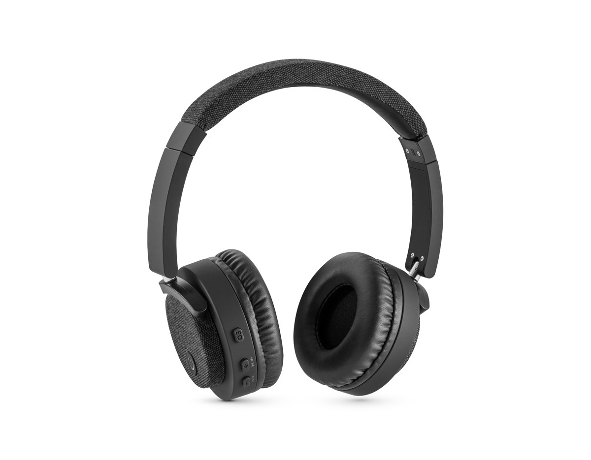 Fones de ouvido sem fios em ABS e tecido com ligação BT 5.0. O acabamento destaca-se por ser emborrachado, completado com detalhes em tecido. Ideais para complementar qualquer estilo e ouvir música sem parar, graças às 16h de autonomia e tempo de carregamento de 3h. Incluso, ainda, função mãos livres e microfone. A potência é de 32O e a frequência 20Hz-20kHz. Fornecidos em caixa presente preta com cabo de carregamento USB/micro USB. 95 x 155 x 52 mm | Caixa: 209 x 224 x 52 mm