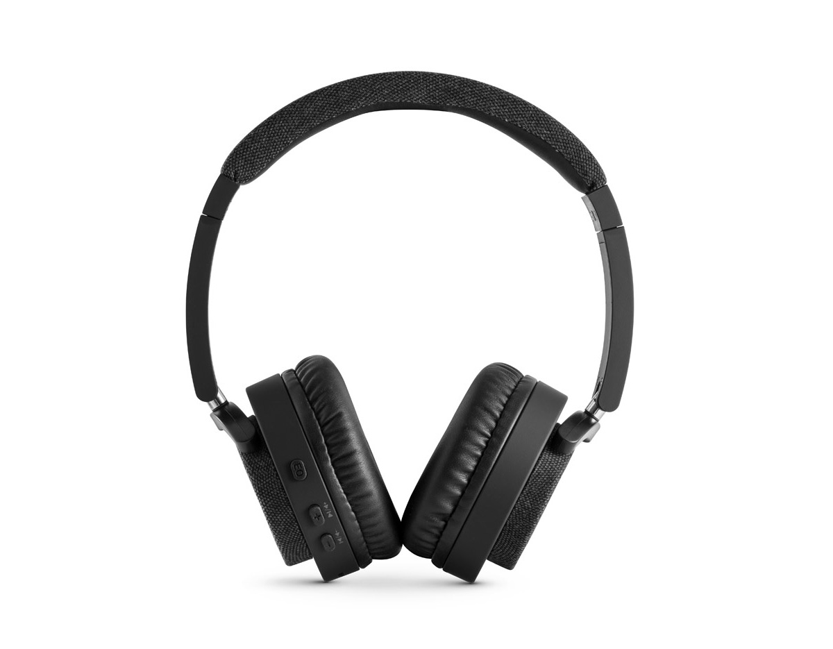 Fones de ouvido sem fios em ABS e tecido com ligação BT 5.0. O acabamento destaca-se por ser emborrachado, completado com detalhes em tecido. Ideais para complementar qualquer estilo e ouvir música sem parar, graças às 16h de autonomia e tempo de carregamento de 3h. Incluso, ainda, função mãos livres e microfone. A potência é de 32O e a frequência 20Hz-20kHz. Fornecidos em caixa presente preta com cabo de carregamento USB/micro USB. 95 x 155 x 52 mm | Caixa: 209 x 224 x 52 mm
