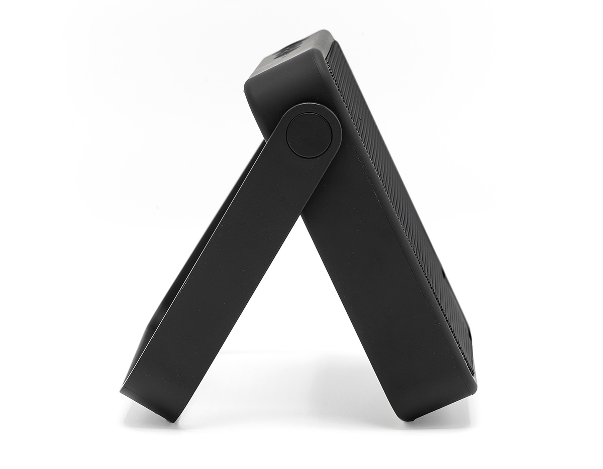 Coluna portátil em ABS (100% rABS) com proteção à prova d'água IPX7. Desfrute de uma qualidade de som superior graças aos graves profundos e aos 5W de potência sonora. O sistema TWS permite obter uma experiência mais imersiva, pois permite conectar 2 colunas Dipster em simultâneo, funcionado em estéreo uma como o canal esquerdo e outra como o direito. Graças à bateria de grande capacidade, 1.800mAh, permite um tempo de reprodução aproximado de 11 horas. O microfone incorporado permite que esta coluna seja usada para fazer chamadas telefónicas, como dispositivo de áudio para vídeo conferências e a integração com o assistente de voz Siri. Incluso cabo USB-A para USB-C para carregamento da bateria