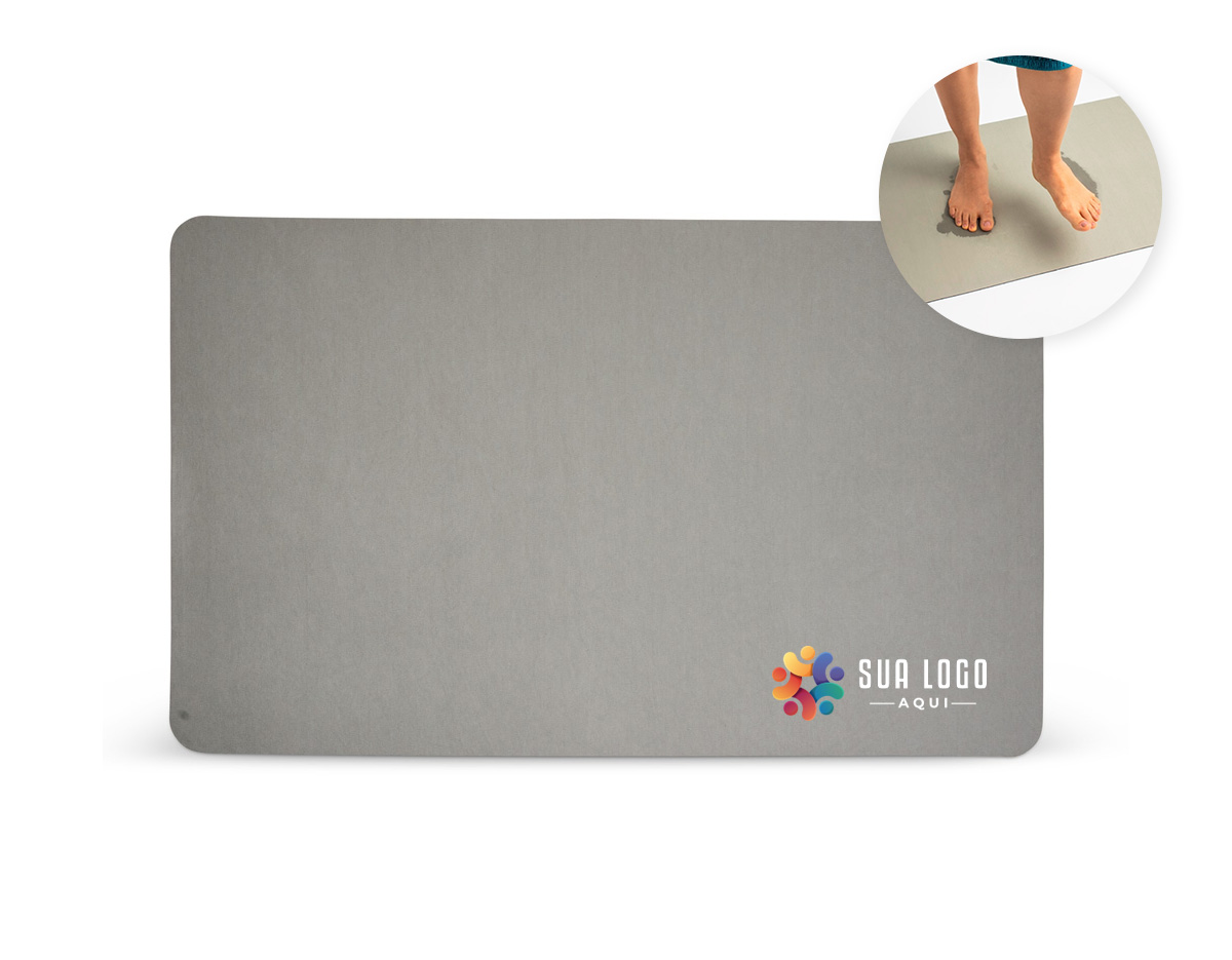 Secagem rápida e aderência antiderrapante! Nosso tapete ecológico é a solução ideal para acabar com o piso molhado, seja após o banho ou em outras áreas como cozinha, lavanderia e até mesmo entradas. Feito com lama de diatomáceas, ele absorve rapidamente a água e retorna ao seu estado natural em poucos minutos. Produzido com materiais naturais, o tapete oferece propriedades antibacterianas e antimofo, além de uma base antiderrapante que garante total segurança no uso.