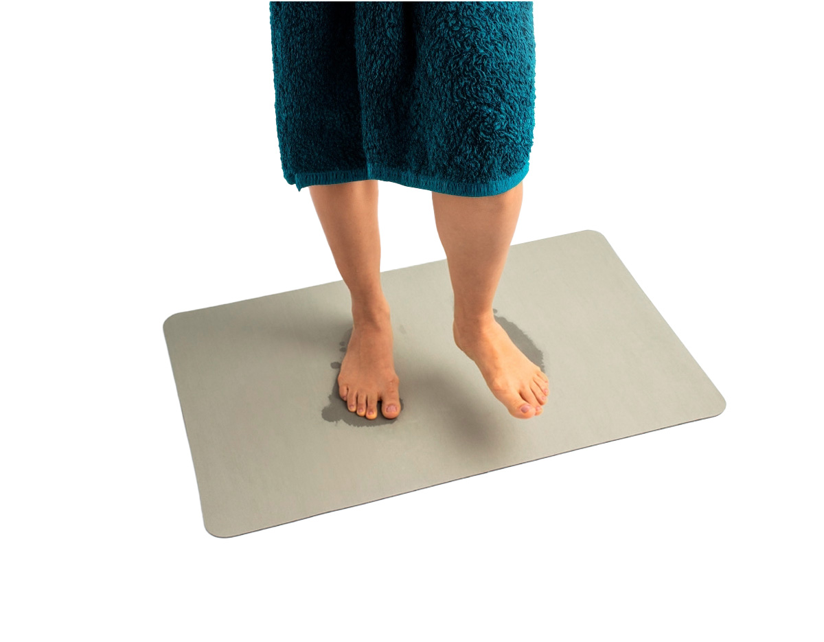 Secagem rápida e aderência antiderrapante! Nosso tapete ecológico é a solução ideal para acabar com o piso molhado, seja após o banho ou em outras áreas como cozinha, lavanderia e até mesmo entradas. Feito com lama de diatomáceas, ele absorve rapidamente a água e retorna ao seu estado natural em poucos minutos. Produzido com materiais naturais, o tapete oferece propriedades antibacterianas e antimofo, além de uma base antiderrapante que garante total segurança no uso.