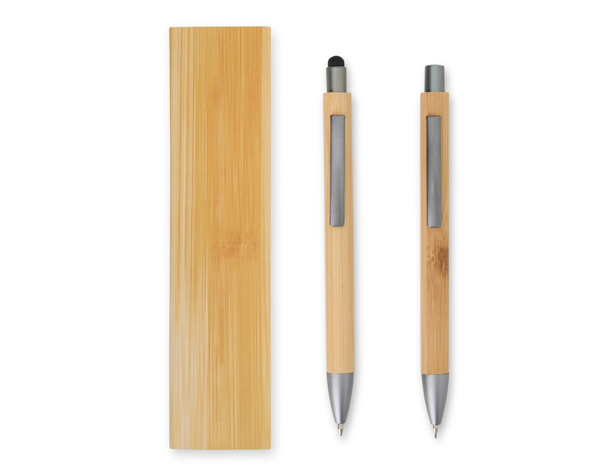 Nosso Kit Ecológico de Caneta e Lapiseira de Bambu é excelente para quem busca um toque sustentável no dia a dia. A lapiseira possui acionamento por clique, e a caneta conta com carga esferográfica azul de 1.0mm e função touch para quem precisa de toques precisos em dispositivos. Além disso, acompanha uma embalagem que imita bambu. Uma ótima escolha para presentes corporativos ou para quem ama escrever sem abrir mão da consciência ecológica!