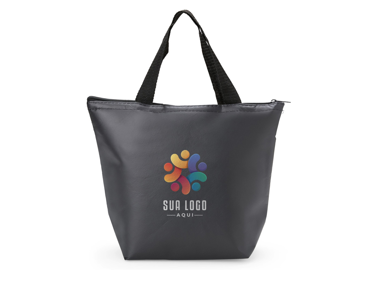 Compacta e espaçosa, a bolsa térmica em TNT possui forro com lâminas de alumínio e capacidade de 9,6L. Ideal para piqueniques, viagens à praia ou transporte diário de alimentos e bebidas, mantém a temperatura dos itens por mais tempo, garantindo praticidade e conservação.