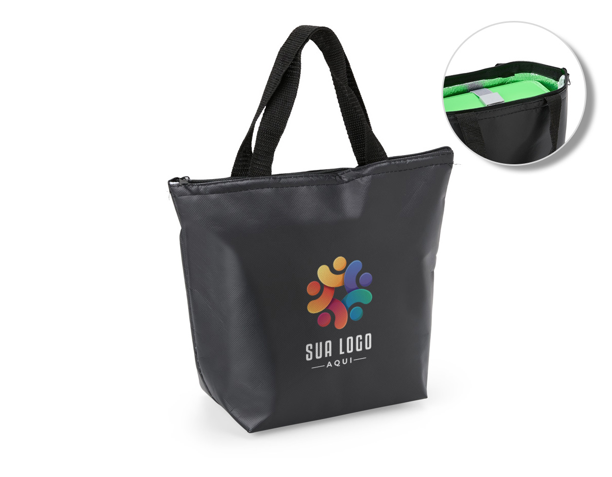 Compacta e espaçosa, a bolsa térmica em TNT possui forro com lâminas de alumínio e capacidade de 9,6L. Ideal para piqueniques, viagens à praia ou transporte diário de alimentos e bebidas, mantém a temperatura dos itens por mais tempo, garantindo praticidade e conservação.