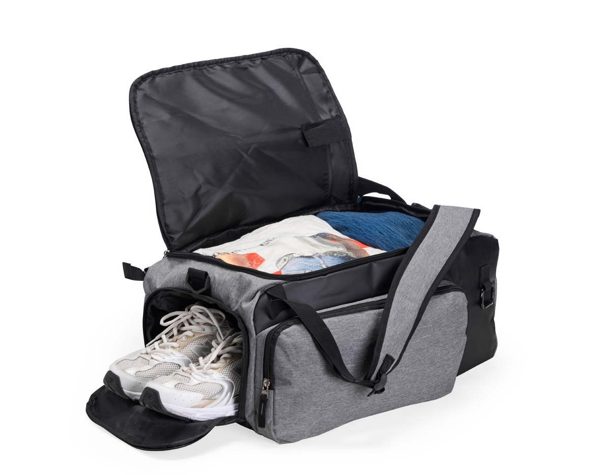 Versátil e pronta para o dia a dia! Mochila de 32 litros, resistente à água e feita em poliéster com detalhes emborrachados, conta com três compartimentos, sendo o principal com bolso para notebook de até 13 polegadas, além de um compartimento exclusivo para tênis, garantindo organização e separação eficiente dos pertences. Possui também bolso lateral de malha para acesso rápido aos itens. Equipada com mosquetão de alumínio, a mochila conta com alça de mão, além da área costada e alças para costas revestidas com espuma, oferecendo maior conforto durante o transporte. Acompanha alça transversal regulável, permitindo usá-la no formato de bolsa, o que proporciona ainda mais versatilidade no uso diário.