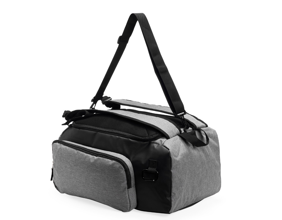 Versátil e pronta para o dia a dia! Mochila de 32 litros, resistente à água e feita em poliéster com detalhes emborrachados, conta com três compartimentos, sendo o principal com bolso para notebook de até 13 polegadas, além de um compartimento exclusivo para tênis, garantindo organização e separação eficiente dos pertences. Possui também bolso lateral de malha para acesso rápido aos itens. Equipada com mosquetão de alumínio, a mochila conta com alça de mão, além da área costada e alças para costas revestidas com espuma, oferecendo maior conforto durante o transporte. Acompanha alça transversal regulável, permitindo usá-la no formato de bolsa, o que proporciona ainda mais versatilidade no uso diário.