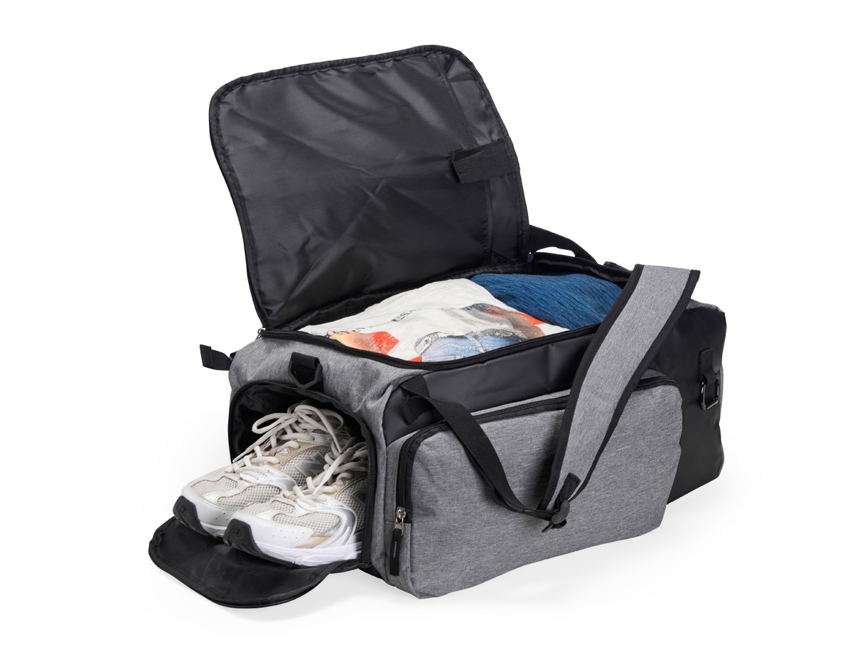 Versátil e pronta para o dia a dia! Mochila de 32 litros, resistente à água e feita em poliéster com detalhes emborrachados, conta com três compartimentos, sendo o principal com bolso para notebook de até 13 polegadas, além de um compartimento exclusivo para tênis, garantindo organização e separação eficiente dos pertences. Possui também bolso lateral de malha para acesso rápido aos itens. Equipada com mosquetão de alumínio, a mochila conta com alça de mão, além da área costada e alças para costas revestidas com espuma, oferecendo maior conforto durante o transporte. Acompanha alça transversal regulável, permitindo usá-la no formato de bolsa, o que proporciona ainda mais versatilidade no uso diário.
