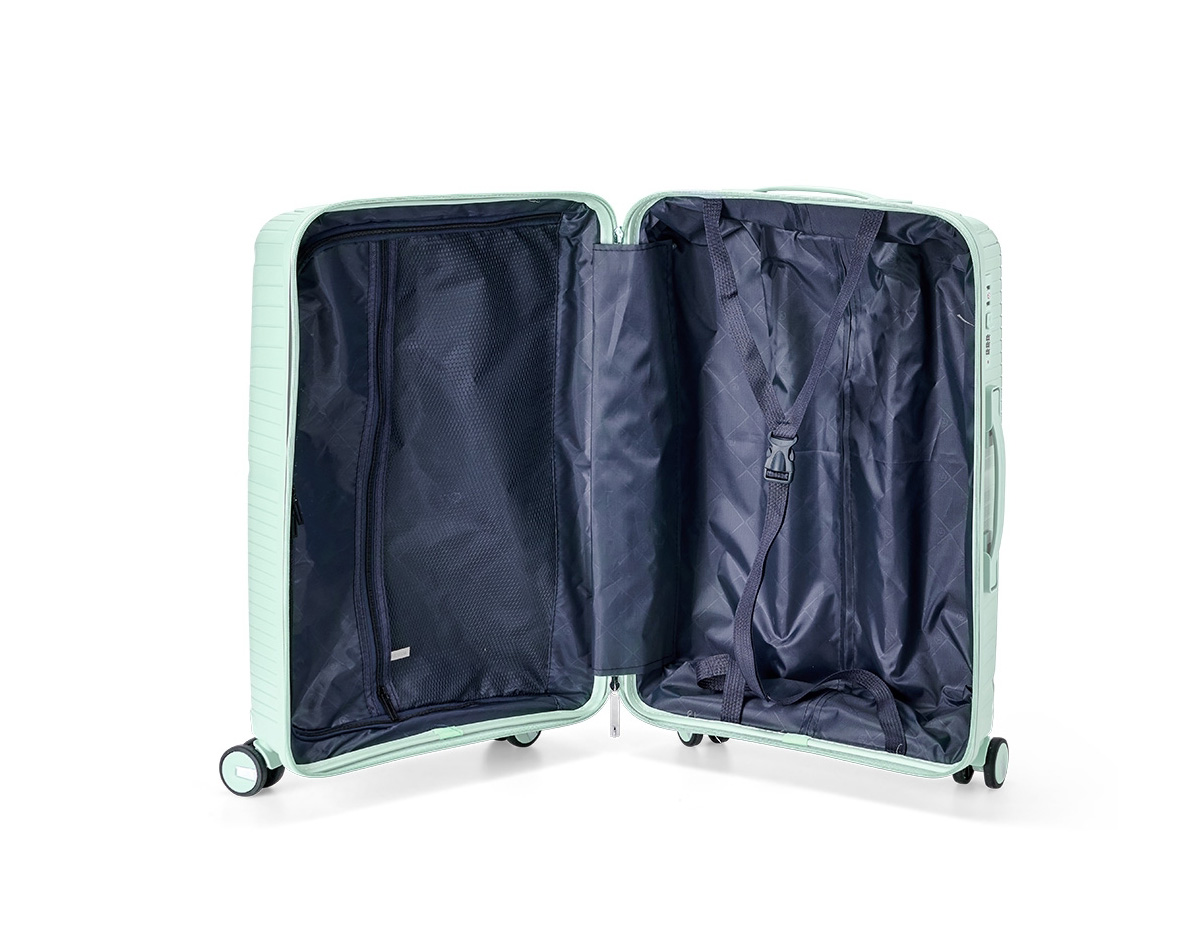 Projetada para oferecer praticidade e conforto, esta mala une o plástico resistente a um design exclusivo. Perfeita para qualquer viagem, ela apresenta um interior inteligente com divisória equipada com bolso em tela e cinta compressora, garantindo organização e segurança para os seus pertences. Com 4 apoios laterais para maior estabilidade e 4 rodas com giro 360°, proporciona locomoção suave em qualquer direção. O puxador ergonômico, as duas alças de mão e o cadeado TSA agregam proteção, mobilidade e facilidade no manuseio. Ideal para quem busca espaço, funcionalidade e segurança em suas viagens.