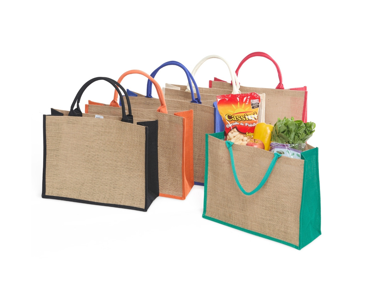 Sacola ecológica confeccionada em juta, um material resistente e sustentável, ideal para substituir as sacolas plásticas convencionais. Suas alças são firmemente costuradas na parte interna, garantindo maior durabilidade e conforto ao transportar objetos. Perfeita para compras, passeios ou uso diário, essa sacola contribui para a redução do impacto ambiental, sendo uma excelente opção para quem busca alternativas ecológicas e práticas. Além disso, a juta é biodegradável e possui um visual rústico e elegante, combinando estilo e consciência ambiental.