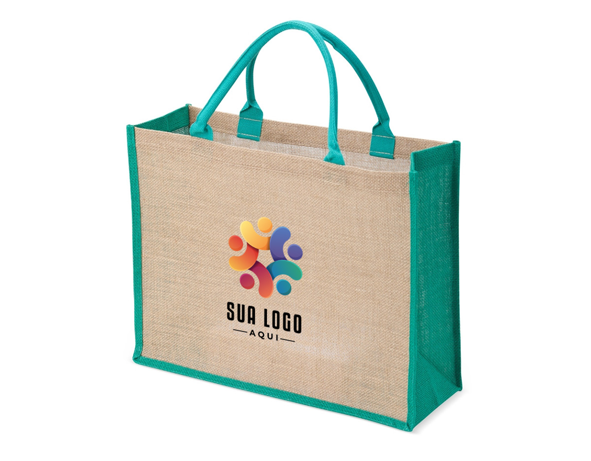 Sacola ecológica confeccionada em juta, um material resistente e sustentável, ideal para substituir as sacolas plásticas convencionais. Suas alças são firmemente costuradas na parte interna, garantindo maior durabilidade e conforto ao transportar objetos. Perfeita para compras, passeios ou uso diário, essa sacola contribui para a redução do impacto ambiental, sendo uma excelente opção para quem busca alternativas ecológicas e práticas. Além disso, a juta é biodegradável e possui um visual rústico e elegante, combinando estilo e consciência ambiental.