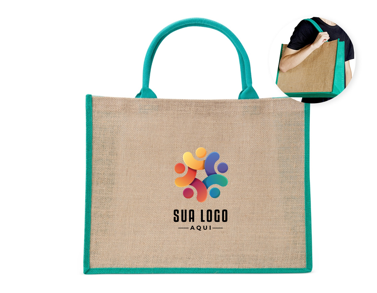 Sacola ecológica confeccionada em juta, um material resistente e sustentável, ideal para substituir as sacolas plásticas convencionais. Suas alças são firmemente costuradas na parte interna, garantindo maior durabilidade e conforto ao transportar objetos. Perfeita para compras, passeios ou uso diário, essa sacola contribui para a redução do impacto ambiental, sendo uma excelente opção para quem busca alternativas ecológicas e práticas. Além disso, a juta é biodegradável e possui um visual rústico e elegante, combinando estilo e consciência ambiental.