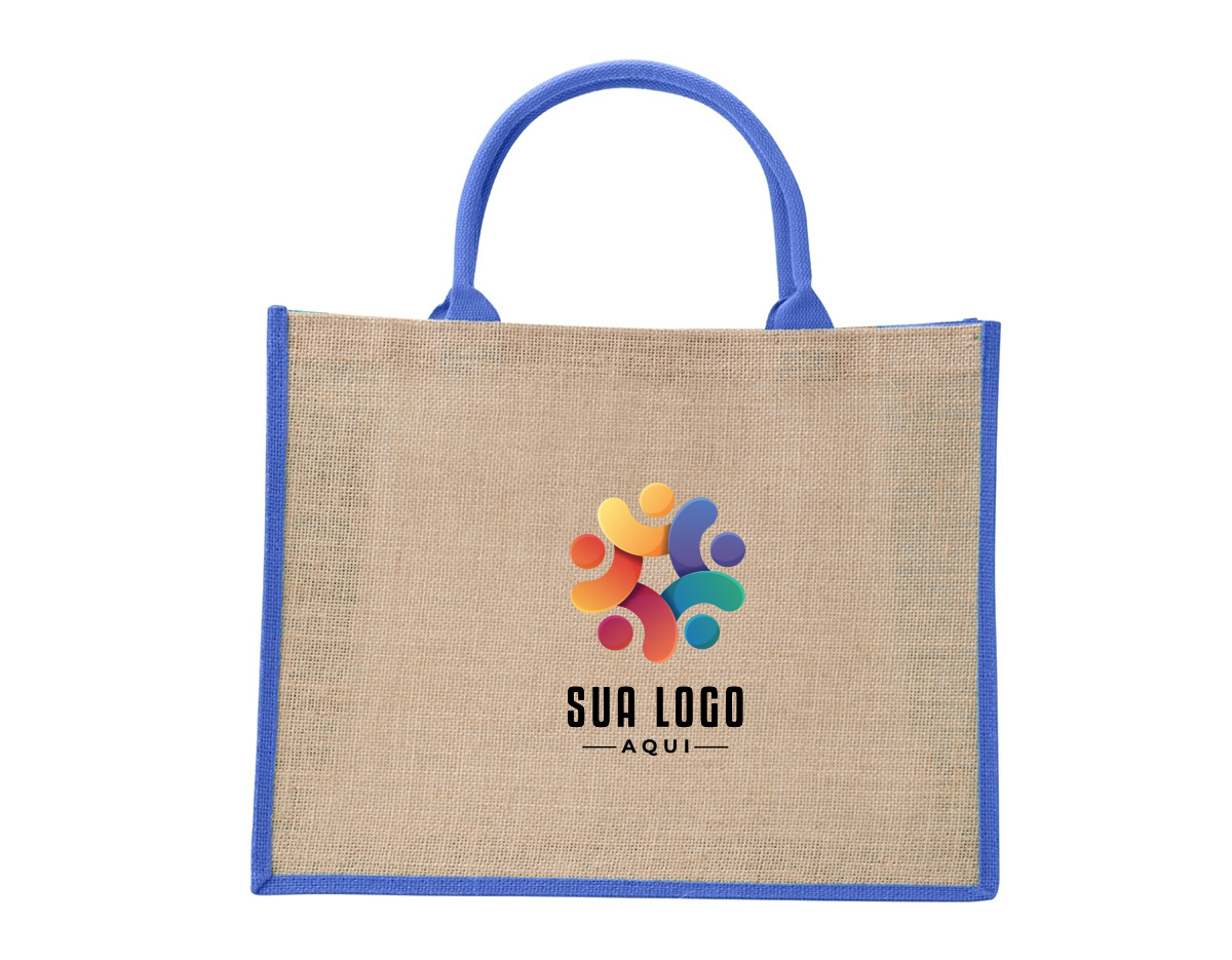 Sacola ecológica confeccionada em juta, um material resistente e sustentável, ideal para substituir as sacolas plásticas convencionais. Suas alças são firmemente costuradas na parte interna, garantindo maior durabilidade e conforto ao transportar objetos. Perfeita para compras, passeios ou uso diário, essa sacola contribui para a redução do impacto ambiental, sendo uma excelente opção para quem busca alternativas ecológicas e práticas. Além disso, a juta é biodegradável e possui um visual rústico e elegante, combinando estilo e consciência ambiental.