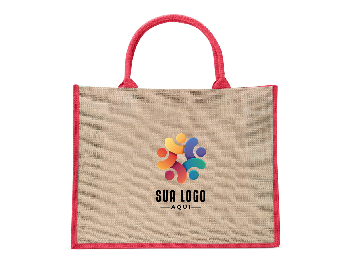 Sacola ecológica confeccionada em juta, um material resistente e sustentável, ideal para substituir as sacolas plásticas convencionais. Suas alças são firmemente costuradas na parte interna, garantindo maior durabilidade e conforto ao transportar objetos. Perfeita para compras, passeios ou uso diário, essa sacola contribui para a redução do impacto ambiental, sendo uma excelente opção para quem busca alternativas ecológicas e práticas. Além disso, a juta é biodegradável e possui um visual rústico e elegante, combinando estilo e consciência ambiental.
