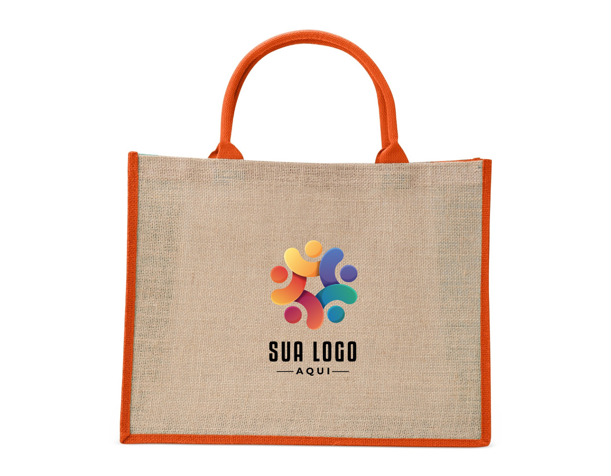 Sacola ecológica confeccionada em juta, um material resistente e sustentável, ideal para substituir as sacolas plásticas convencionais. Suas alças são firmemente costuradas na parte interna, garantindo maior durabilidade e conforto ao transportar objetos. Perfeita para compras, passeios ou uso diário, essa sacola contribui para a redução do impacto ambiental, sendo uma excelente opção para quem busca alternativas ecológicas e práticas. Além disso, a juta é biodegradável e possui um visual rústico e elegante, combinando estilo e consciência ambiental.