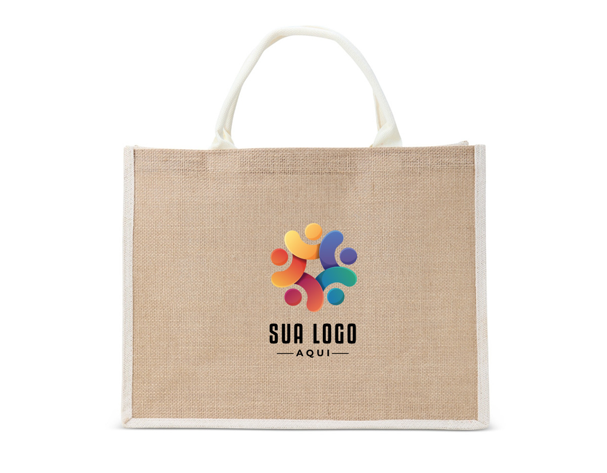 Sacola ecológica confeccionada em juta, um material resistente e sustentável, ideal para substituir as sacolas plásticas convencionais. Suas alças são firmemente costuradas na parte interna, garantindo maior durabilidade e conforto ao transportar objetos. Perfeita para compras, passeios ou uso diário, essa sacola contribui para a redução do impacto ambiental, sendo uma excelente opção para quem busca alternativas ecológicas e práticas. Além disso, a juta é biodegradável e possui um visual rústico e elegante, combinando estilo e consciência ambiental.