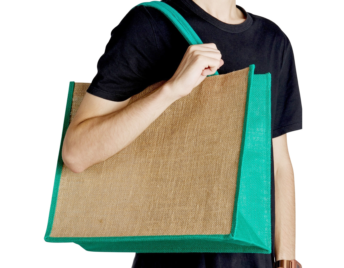 Sacola ecológica confeccionada em juta, um material resistente e sustentável, ideal para substituir as sacolas plásticas convencionais. Suas alças são firmemente costuradas na parte interna, garantindo maior durabilidade e conforto ao transportar objetos. Perfeita para compras, passeios ou uso diário, essa sacola contribui para a redução do impacto ambiental, sendo uma excelente opção para quem busca alternativas ecológicas e práticas. Além disso, a juta é biodegradável e possui um visual rústico e elegante, combinando estilo e consciência ambiental.