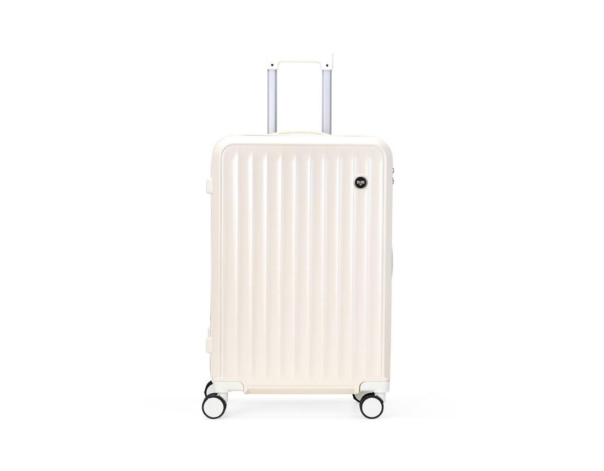 Pensada para tornar as viagens mais práticas e confortáveis, esta mala combina estrutura resistente com design exclusivo e espaço para personalização. Leve e ideal para acompanhar suas viagens, ela conta com espaço interno com divisória, que contém bolso em tela e outro espaço com cinta compressora para manter tudo no lugar. Além disso, conta com 4 apoios laterais para descanso e 4 rodas com giro 360°, oferecendo facilidade de locomoção em qualquer direção. Seu puxador ergonômico ajustável, 2 alças de mãos e cadeado TSA garantem máxima proteção e mobilidade. A escolha perfeita para quem busca uma mala espaçosa, fácil de manusear e que proporciona praticidade e segurança durante as viagens.
