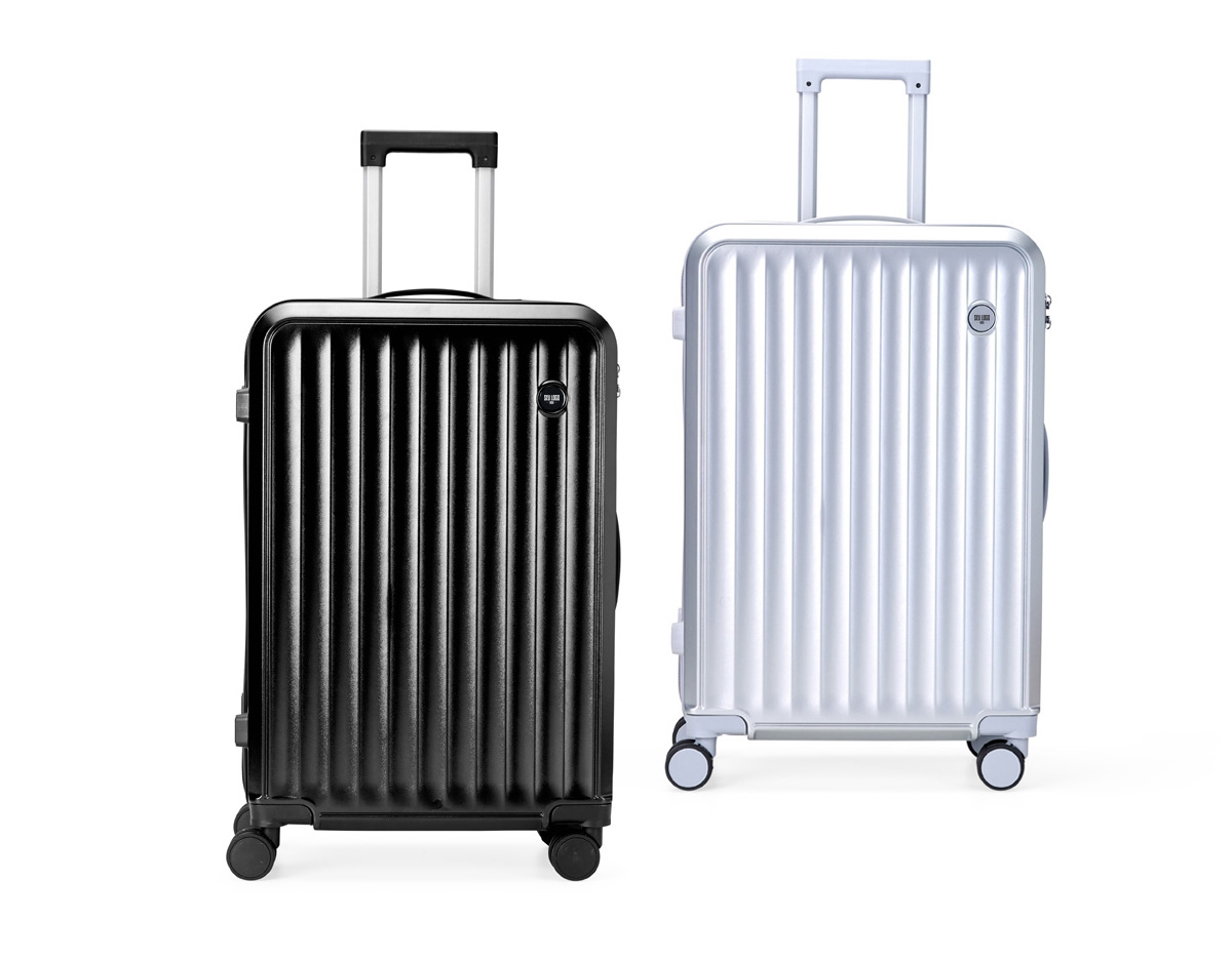 Pensada para tornar as viagens mais práticas e confortáveis, esta mala combina estrutura resistente com design exclusivo e espaço para personalização. Leve e ideal para acompanhar suas viagens, ela conta com espaço interno com divisória, que contém bolso em tela e outro espaço com cinta compressora para manter tudo no lugar. Além disso, conta com 4 apoios laterais para descanso e 4 rodas com giro 360°, oferecendo facilidade de locomoção em qualquer direção. Seu puxador ergonômico ajustável, 2 alças de mãos e cadeado TSA garantem máxima proteção e mobilidade. A escolha perfeita para quem busca uma mala espaçosa, fácil de manusear e que proporciona praticidade e segurança durante as viagens.