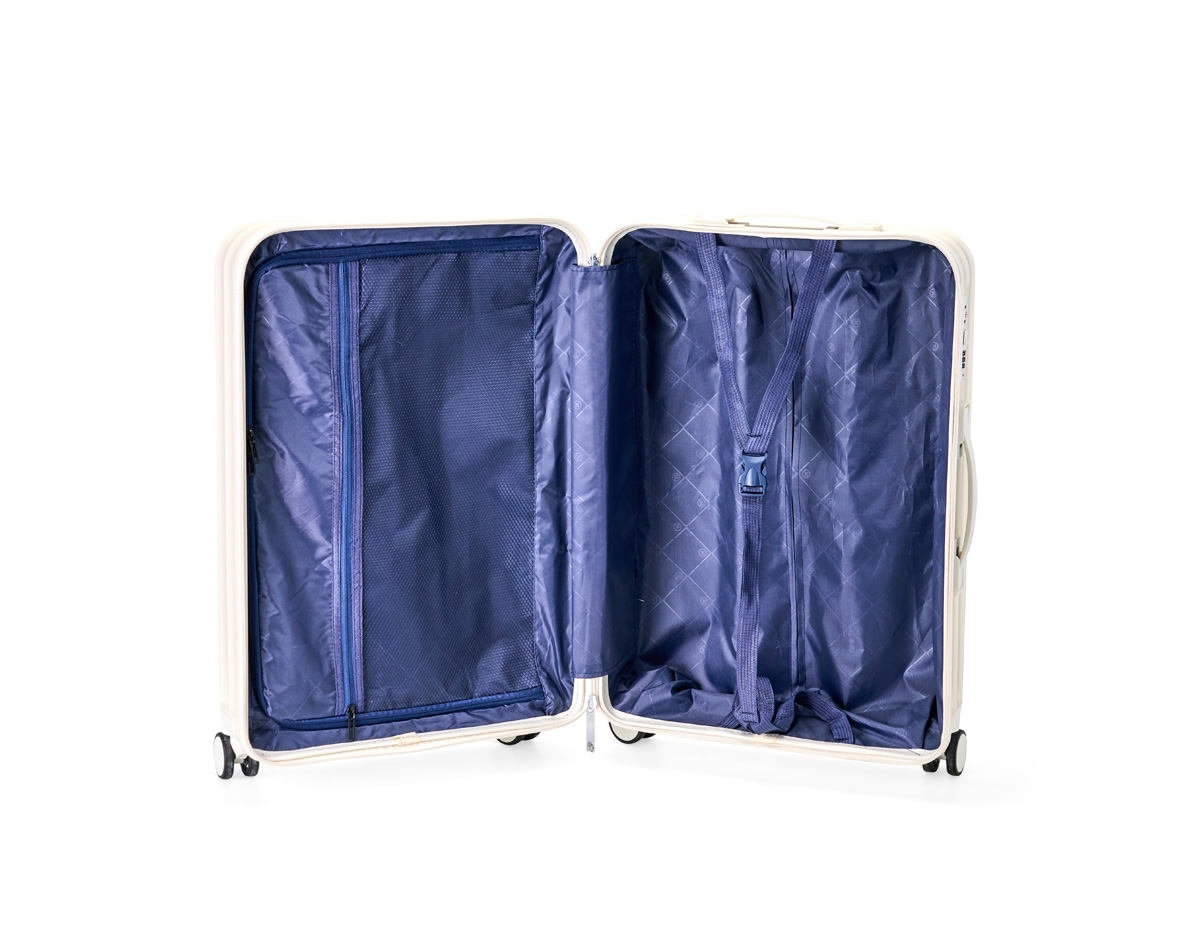 Pensada para tornar as viagens mais práticas e confortáveis, esta mala combina estrutura resistente com design exclusivo e espaço para personalização. Leve e ideal para acompanhar suas viagens, ela conta com espaço interno com divisória, que contém bolso em tela e outro espaço com cinta compressora para manter tudo no lugar. Além disso, conta com 4 apoios laterais para descanso e 4 rodas com giro 360°, oferecendo facilidade de locomoção em qualquer direção. Seu puxador ergonômico ajustável, 2 alças de mãos e cadeado TSA garantem máxima proteção e mobilidade. A escolha perfeita para quem busca uma mala espaçosa, fácil de manusear e que proporciona praticidade e segurança durante as viagens.