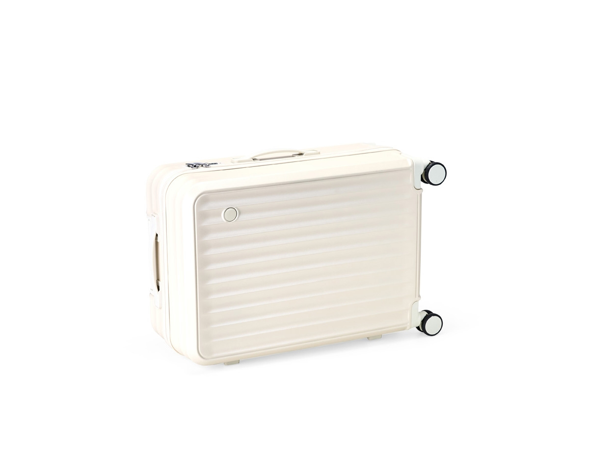 Pensada para tornar as viagens mais práticas e confortáveis, esta mala combina estrutura resistente com design exclusivo e espaço para personalização. Leve e ideal para acompanhar suas viagens, ela conta com espaço interno com divisória, que contém bolso em tela e outro espaço com cinta compressora para manter tudo no lugar. Além disso, conta com 4 apoios laterais para descanso e 4 rodas com giro 360°, oferecendo facilidade de locomoção em qualquer direção. Seu puxador ergonômico ajustável, 2 alças de mãos e cadeado TSA garantem máxima proteção e mobilidade. A escolha perfeita para quem busca uma mala espaçosa, fácil de manusear e que proporciona praticidade e segurança durante as viagens.