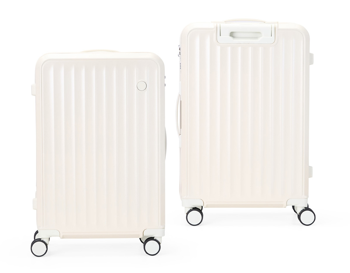 Pensada para tornar as viagens mais práticas e confortáveis, esta mala combina estrutura resistente com design exclusivo e espaço para personalização. Leve e ideal para acompanhar suas viagens, ela conta com espaço interno com divisória, que contém bolso em tela e outro espaço com cinta compressora para manter tudo no lugar. Além disso, conta com 4 apoios laterais para descanso e 4 rodas com giro 360°, oferecendo facilidade de locomoção em qualquer direção. Seu puxador ergonômico ajustável, 2 alças de mãos e cadeado TSA garantem máxima proteção e mobilidade. A escolha perfeita para quem busca uma mala espaçosa, fácil de manusear e que proporciona praticidade e segurança durante as viagens.