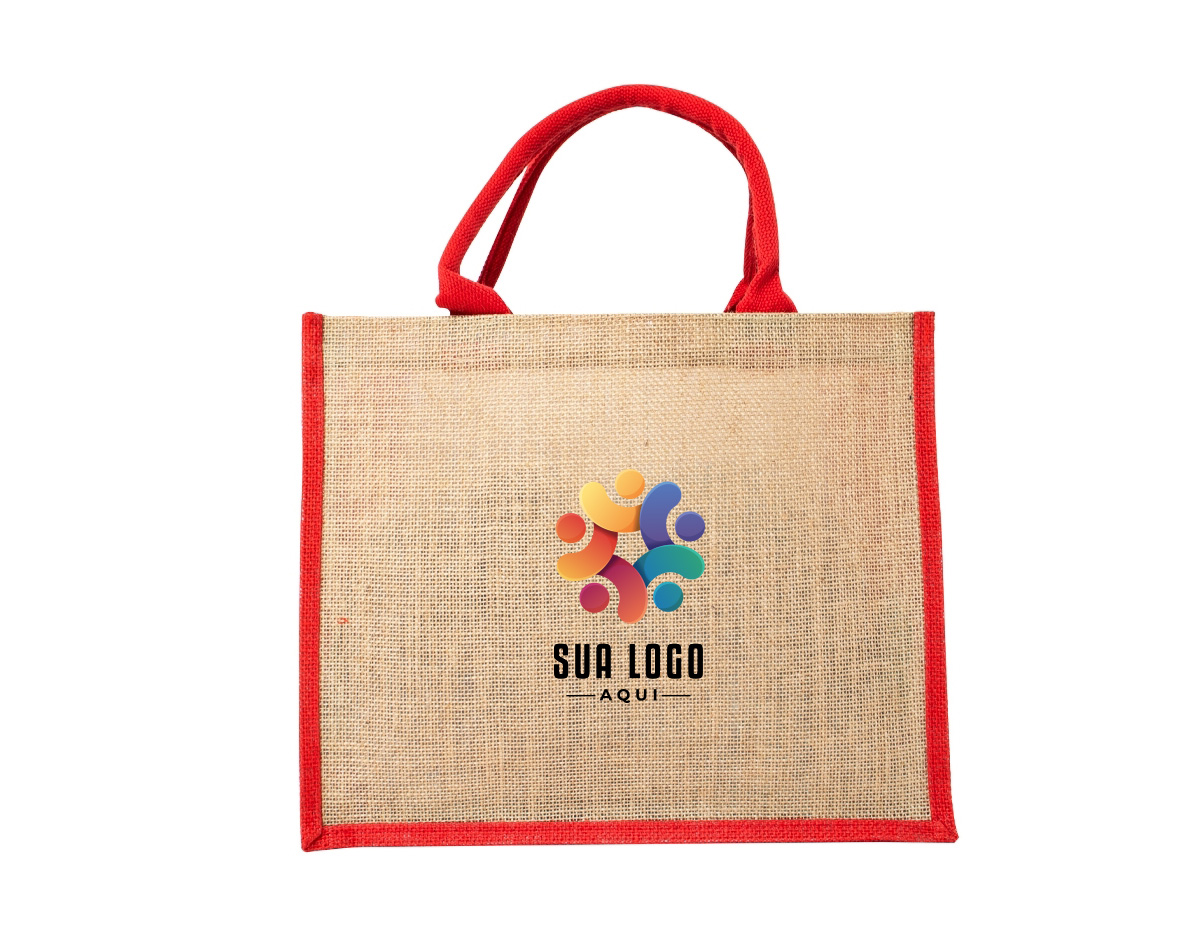 Sacola ecológica confeccionada em juta, um material sustentável, resistente e biodegradável, ideal para reduzir o consumo de plásticos e minimizar impactos ambientais. Com design rústico e elegante, essa sacola é perfeita para compras, passeios ou uso diário. Suas alças são costuradas na parte interna, proporcionando maior resistência e conforto ao carregar diversos tipos de objetos. Além de ser reutilizável, a juta oferece uma textura diferenciada e um toque natural ao acessório, tornando-o uma excelente opção para quem busca praticidade aliada à sustentabilidade. Ideal para empresas que desejam personalizar brindes ecológicos e promover a conscientização ambiental.