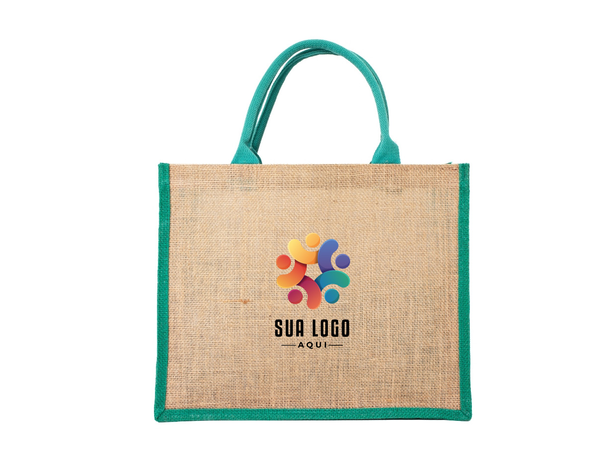 Sacola ecológica confeccionada em juta, um material sustentável, resistente e biodegradável, ideal para reduzir o consumo de plásticos e minimizar impactos ambientais. Com design rústico e elegante, essa sacola é perfeita para compras, passeios ou uso diário. Suas alças são costuradas na parte interna, proporcionando maior resistência e conforto ao carregar diversos tipos de objetos. Além de ser reutilizável, a juta oferece uma textura diferenciada e um toque natural ao acessório, tornando-o uma excelente opção para quem busca praticidade aliada à sustentabilidade. Ideal para empresas que desejam personalizar brindes ecológicos e promover a conscientização ambiental.