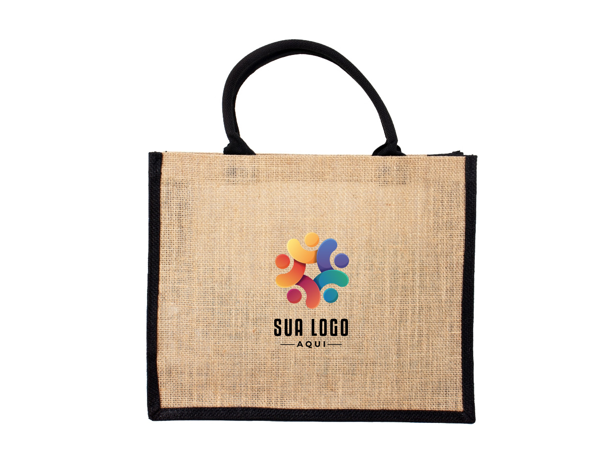 Sacola ecológica confeccionada em juta, um material sustentável, resistente e biodegradável, ideal para reduzir o consumo de plásticos e minimizar impactos ambientais. Com design rústico e elegante, essa sacola é perfeita para compras, passeios ou uso diário. Suas alças são costuradas na parte interna, proporcionando maior resistência e conforto ao carregar diversos tipos de objetos. Além de ser reutilizável, a juta oferece uma textura diferenciada e um toque natural ao acessório, tornando-o uma excelente opção para quem busca praticidade aliada à sustentabilidade. Ideal para empresas que desejam personalizar brindes ecológicos e promover a conscientização ambiental.