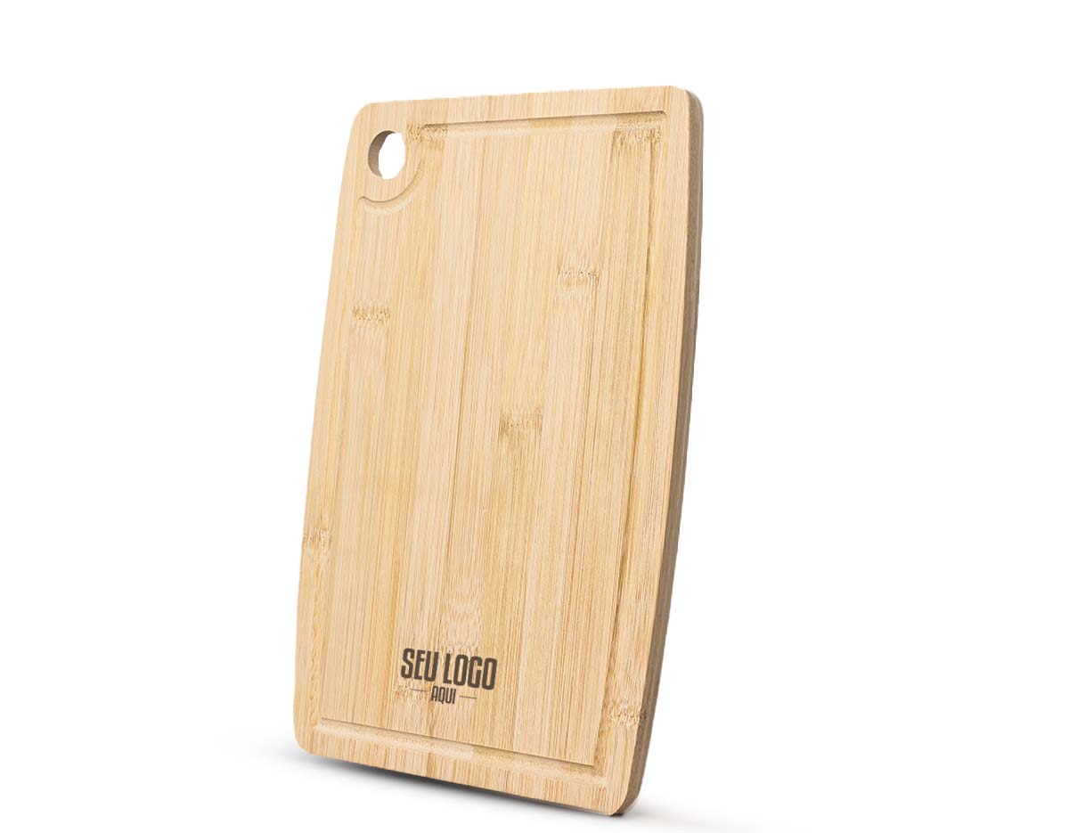Nossa tábua de corte em bambu é resistente e conta com uma canaleta que evita o desperdício de líquidos, mantendo a bancada sempre limpa. Possui furo lateral, que facilita o manuseio e também permite pendurá-la, otimizando espaço. Além de funcional, seu design natural traz um toque sofisticado para qualquer ambiente. Perfeita para cortar carnes, frutas e legumes, essa tábua é a escolha ideal para quem valoriza qualidade e praticidade na cozinha!