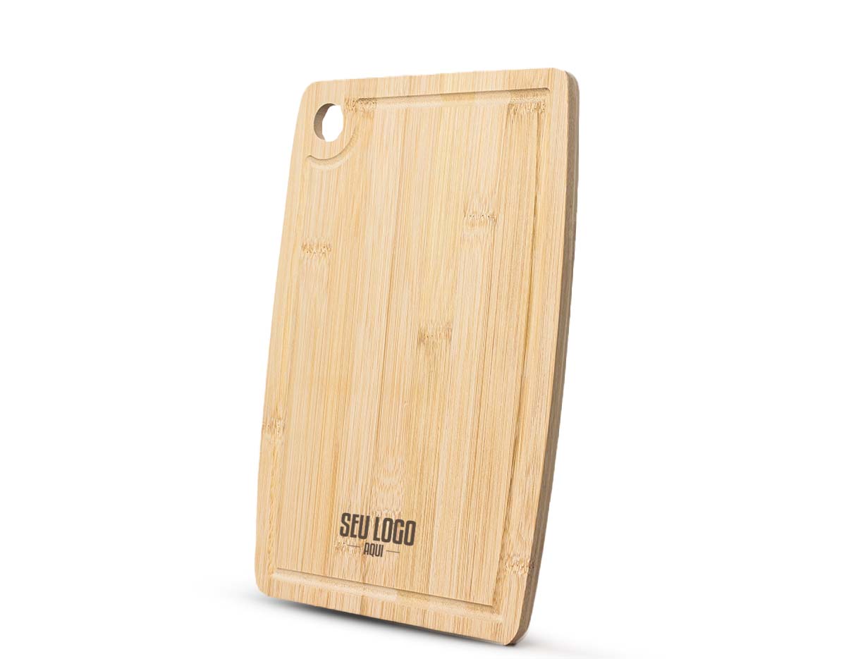 Nossa tábua de corte em bambu é resistente e conta com uma canaleta que evita o desperdício de líquidos, mantendo a bancada sempre limpa. Possui furo lateral, que facilita o manuseio e também permite pendurá-la, otimizando espaço. Além de funcional, seu design natural traz um toque sofisticado para qualquer ambiente. Perfeita para cortar carnes, frutas e legumes, essa tábua é a escolha ideal para quem valoriza qualidade e praticidade na cozinha!