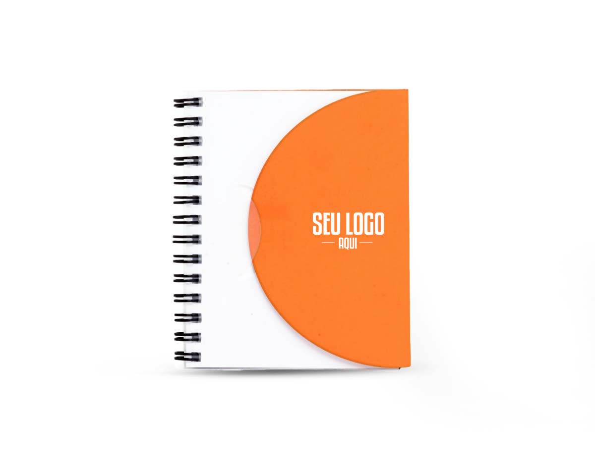 Nosso caderno é feito para atender às mais diversas necessidades, seja para fazer anotações, rabiscos ou até mesmo desenhos. Feito em material plástico, suas principais características incluem fechamento em formato de envelope, wire-o, capa transparente com textura fosca e 80 páginas brancas sem pautas.