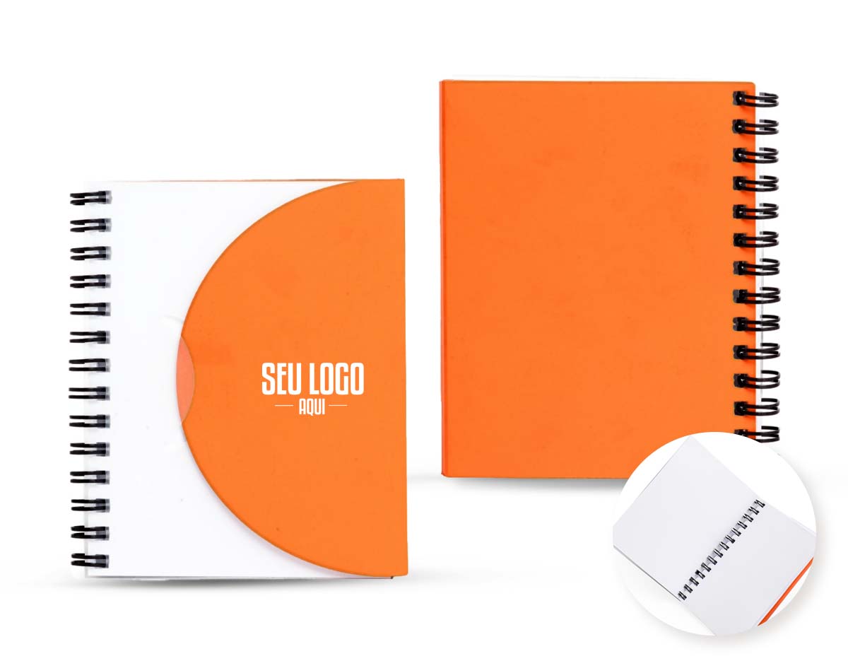 Nosso caderno é feito para atender às mais diversas necessidades, seja para fazer anotações, rabiscos ou até mesmo desenhos. Feito em material plástico, suas principais características incluem fechamento em formato de envelope, wire-o, capa transparente com textura fosca e 80 páginas brancas sem pautas.