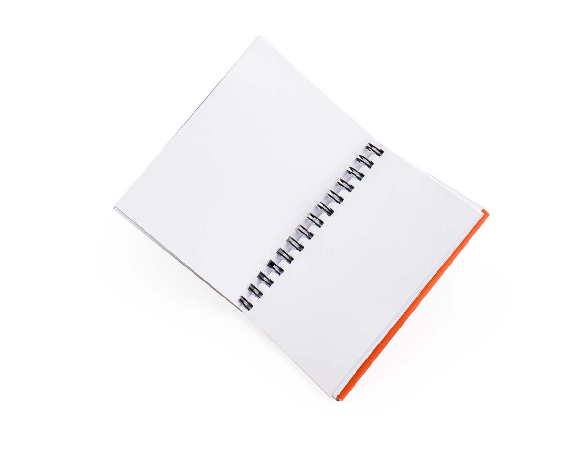 Nosso caderno é feito para atender às mais diversas necessidades, seja para fazer anotações, rabiscos ou até mesmo desenhos. Feito em material plástico, suas principais características incluem fechamento em formato de envelope, wire-o, capa transparente com textura fosca e 80 páginas brancas sem pautas.