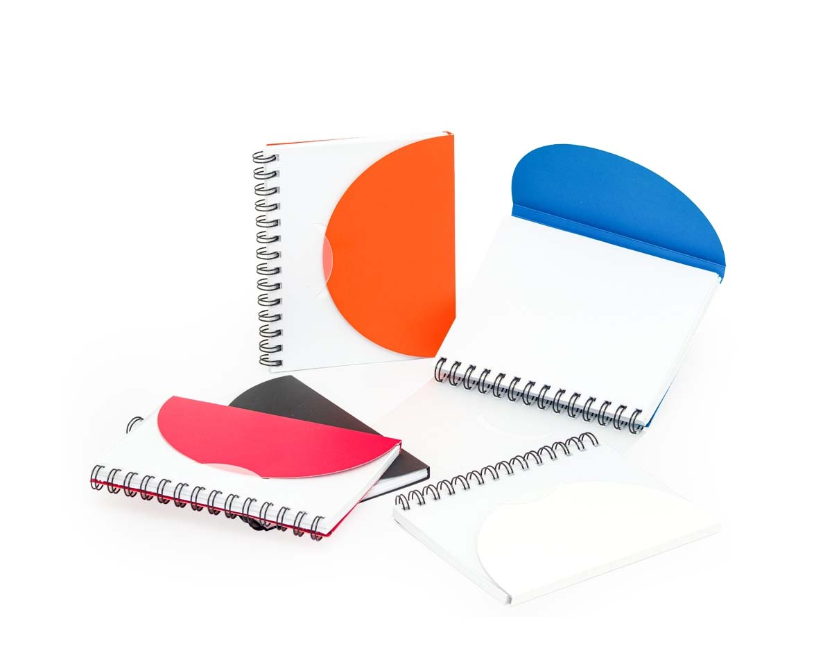 Nosso caderno é feito para atender às mais diversas necessidades, seja para fazer anotações, rabiscos ou até mesmo desenhos. Feito em material plástico, suas principais características incluem fechamento em formato de envelope, wire-o, capa transparente com textura fosca e 80 páginas brancas sem pautas.