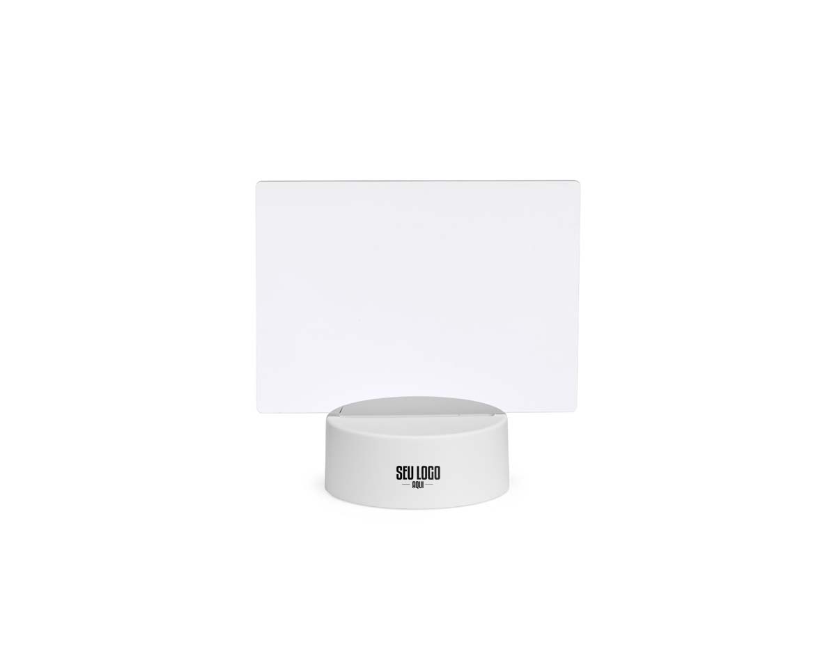 Deixe qualquer espaço mais aconchegante e repleto de recadinhos incríveis com a nossa Luminária de Mesa Led. Com sua tela acrílica 3D, é possível soltar a criatividade e deixar mensagens inspiradoras, lembretes importantes ou até desenhos fofos, tudo de um jeito prático e super divertido! Com um funcionamento super simples, ela se conecta com cabo via USB integrado à base plástica ou por meio de 3 pilhas AAA (1.5V) não inclusas. Além disso, acompanha uma caneta plástica com apagador integrado, tornando a experiência ainda mais interativa e funcional. Essa luminária é perfeita para iluminar o ambiente e deixar recadinhos incríveis do seu jeito!
