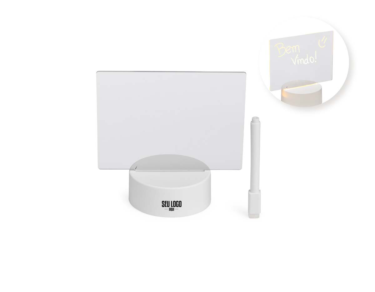 Deixe qualquer espaço mais aconchegante e repleto de recadinhos incríveis com a nossa Luminária de Mesa Led. Com sua tela acrílica 3D, é possível soltar a criatividade e deixar mensagens inspiradoras, lembretes importantes ou até desenhos fofos, tudo de um jeito prático e super divertido! Com um funcionamento super simples, ela se conecta com cabo via USB integrado à base plástica ou por meio de 3 pilhas AAA (1.5V) não inclusas. Além disso, acompanha uma caneta plástica com apagador integrado, tornando a experiência ainda mais interativa e funcional. Essa luminária é perfeita para iluminar o ambiente e deixar recadinhos incríveis do seu jeito!