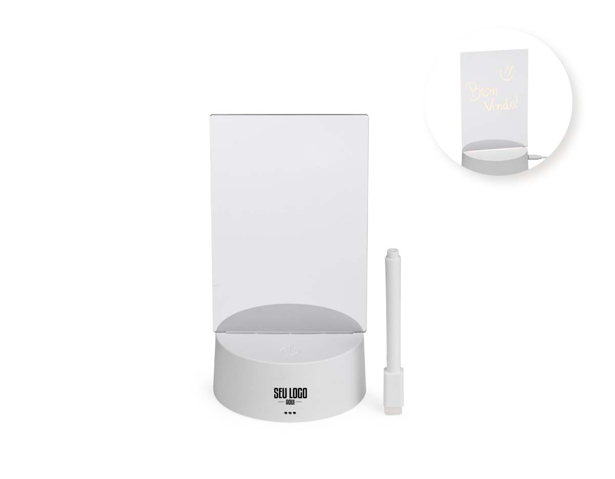 Muito mais do que uma luminária de mesa led, ela transforma qualquer ambiente, trazendo aconchego e um toque personalizado! Com sua tela acrílica 3D, é possível soltar a criatividade e deixar mensagens inspiradoras, lembretes importantes ou até desenhos fofos, tudo de um jeito prático e super divertido! Super fácil de usar, funciona com cabo USB ou 3 pilhas AAA (1.5V) não inclusas. Além disso, acompanha uma caneta plástica com apagador integrado, tornando a experiência ainda mais prática e interativa. Essa luminária é perfeita para iluminar o ambiente e deixar recadinhos incríveis do seu jeito!