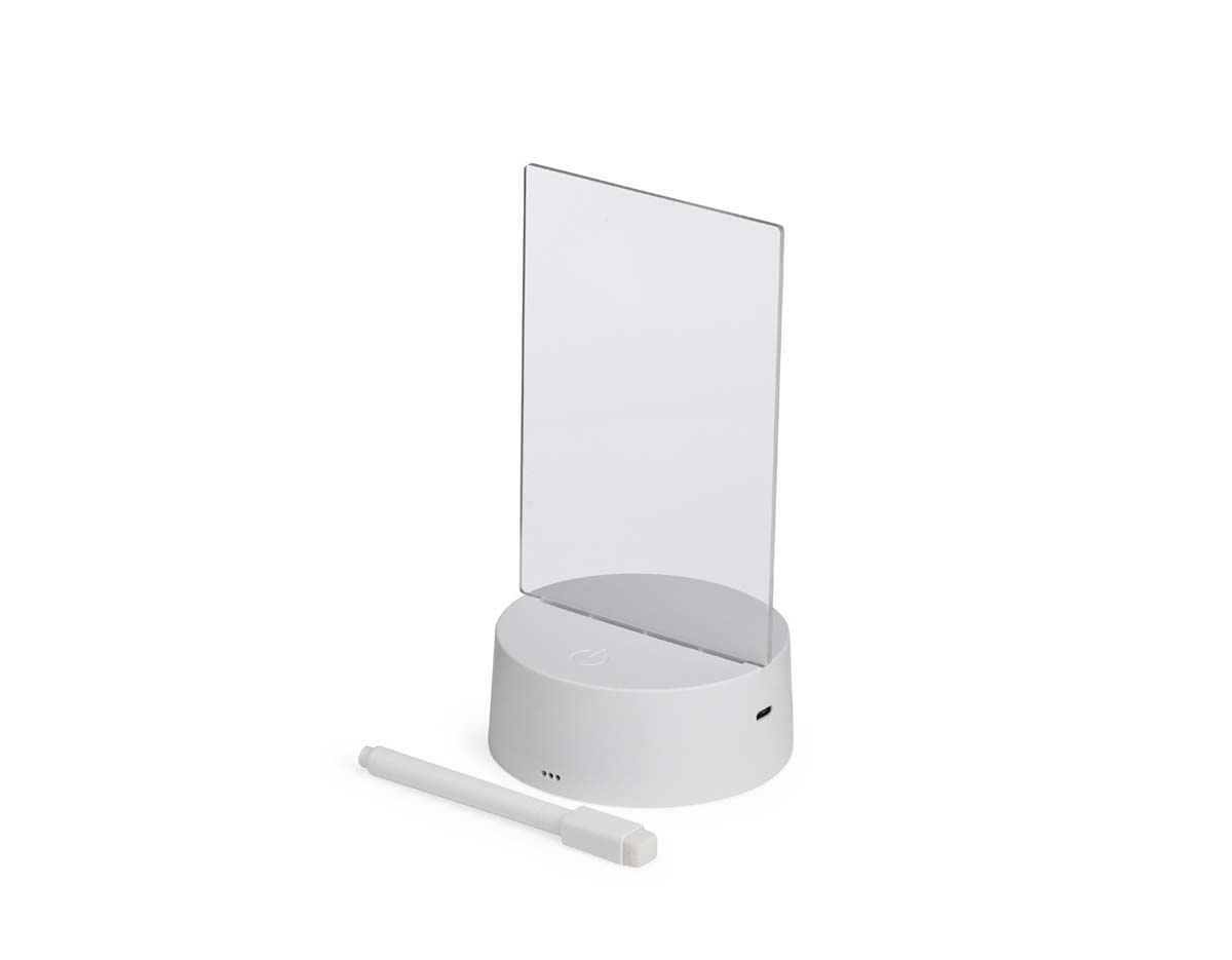 Muito mais do que uma luminária de mesa led, ela transforma qualquer ambiente, trazendo aconchego e um toque personalizado! Com sua tela acrílica 3D, é possível soltar a criatividade e deixar mensagens inspiradoras, lembretes importantes ou até desenhos fofos, tudo de um jeito prático e super divertido! Super fácil de usar, funciona com cabo USB ou 3 pilhas AAA (1.5V) não inclusas. Além disso, acompanha uma caneta plástica com apagador integrado, tornando a experiência ainda mais prática e interativa. Essa luminária é perfeita para iluminar o ambiente e deixar recadinhos incríveis do seu jeito!